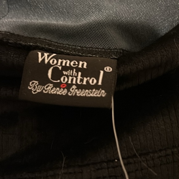 Women in control size 1X Petite; - Picture 3 of 4